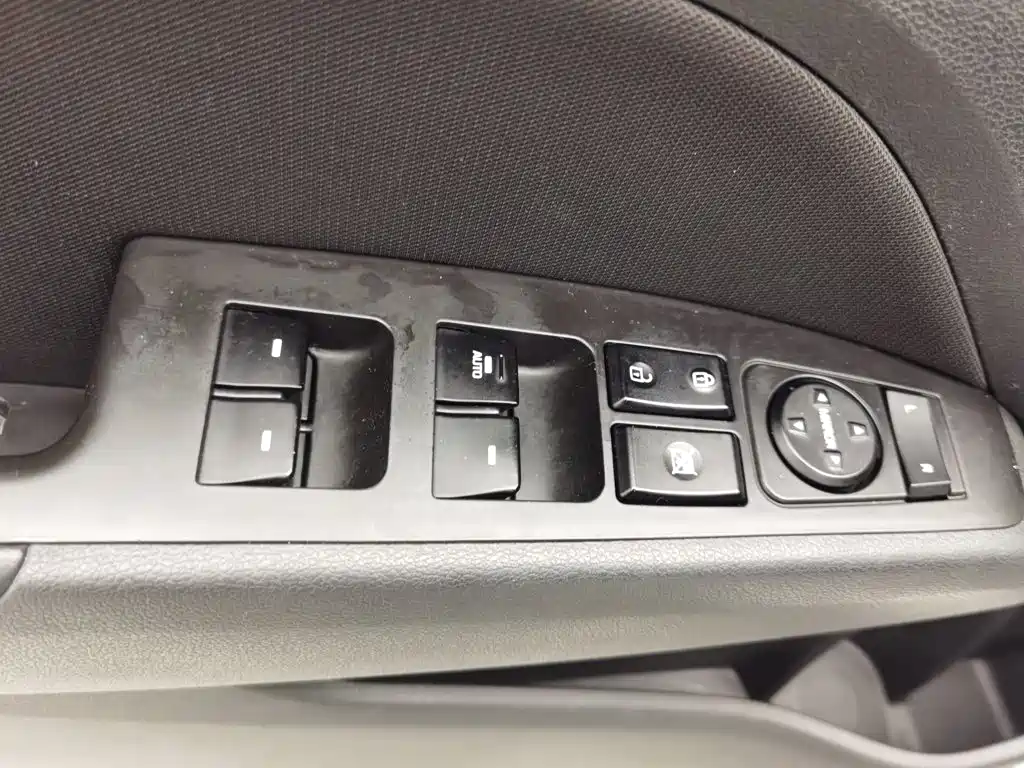 Hyundai Elantra — миниатюра 9