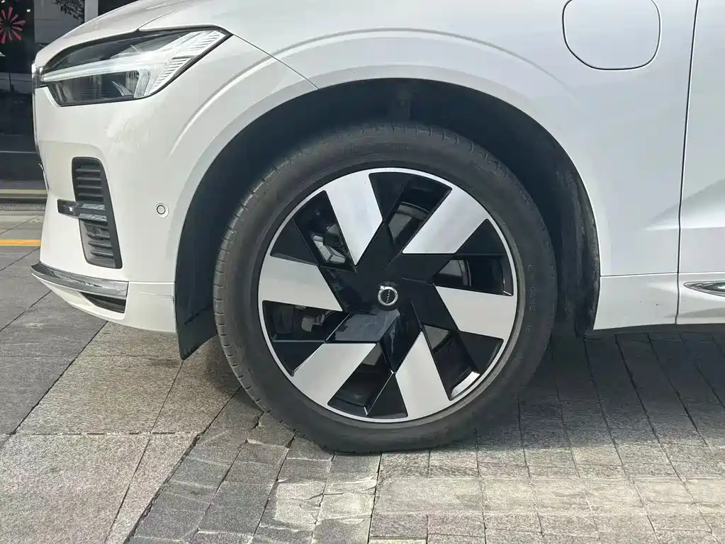 VOLVO XC60 PLUG IN HYBRID