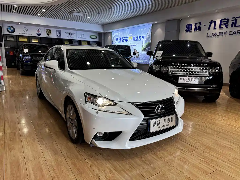 Lexus IS 2015 200t Lead