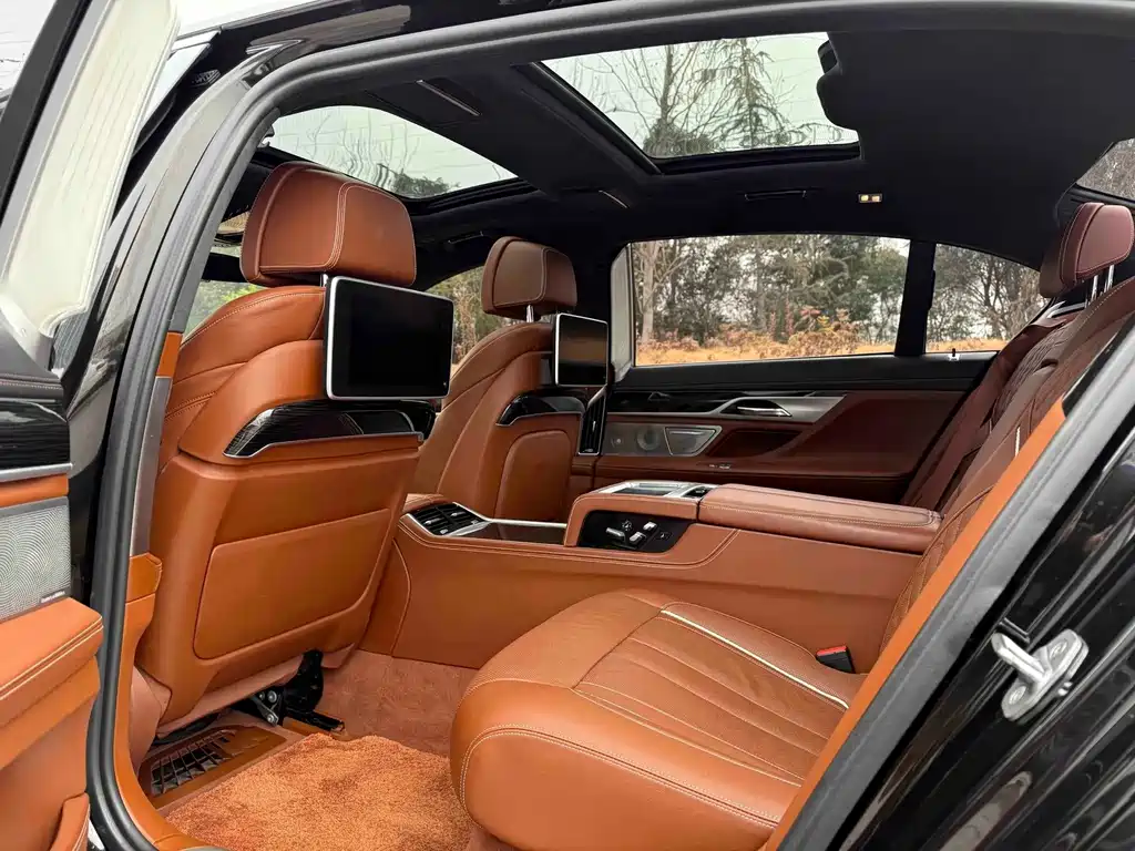 BMW 7 Series — миниатюра 11