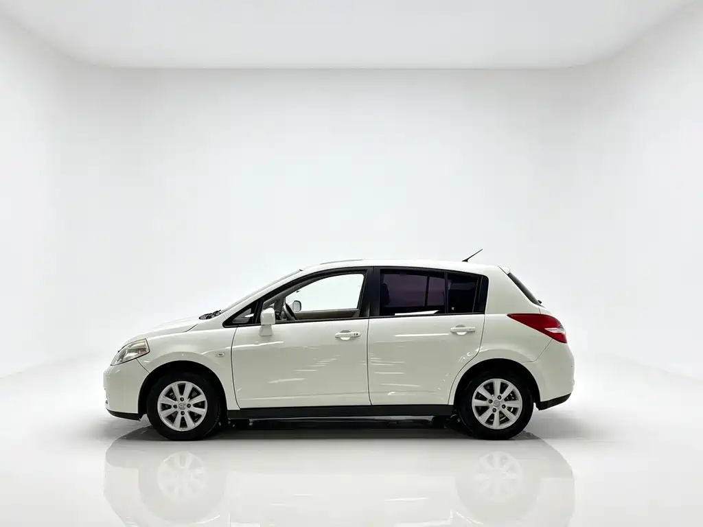 Nissan Tiida — миниатюра 4