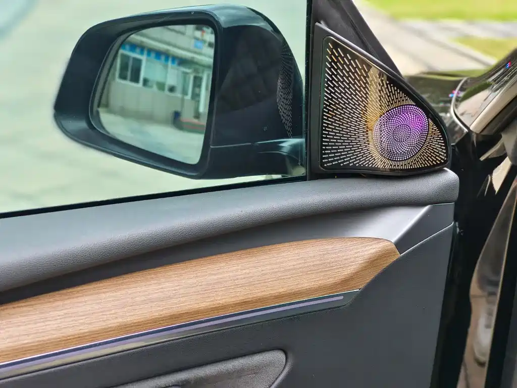 Tesla Model Y — миниатюра 7