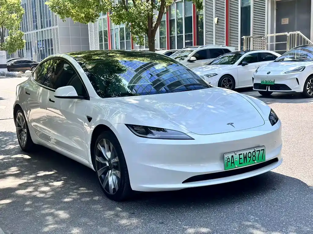 Tesla Model 3 — миниатюра 3