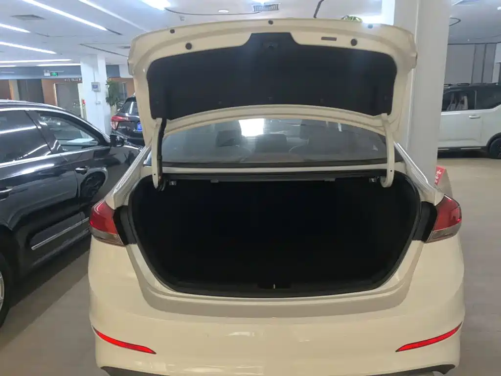 Hyundai Elantra — миниатюра 19