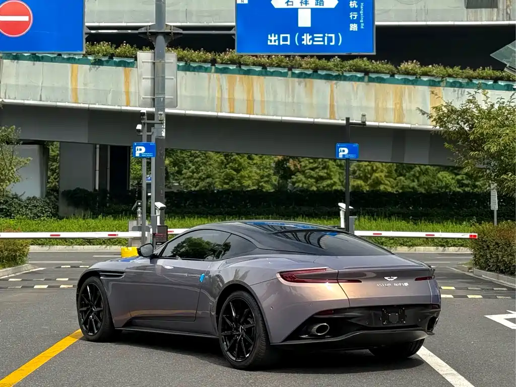 Aston Martin DB11 — миниатюра 9
