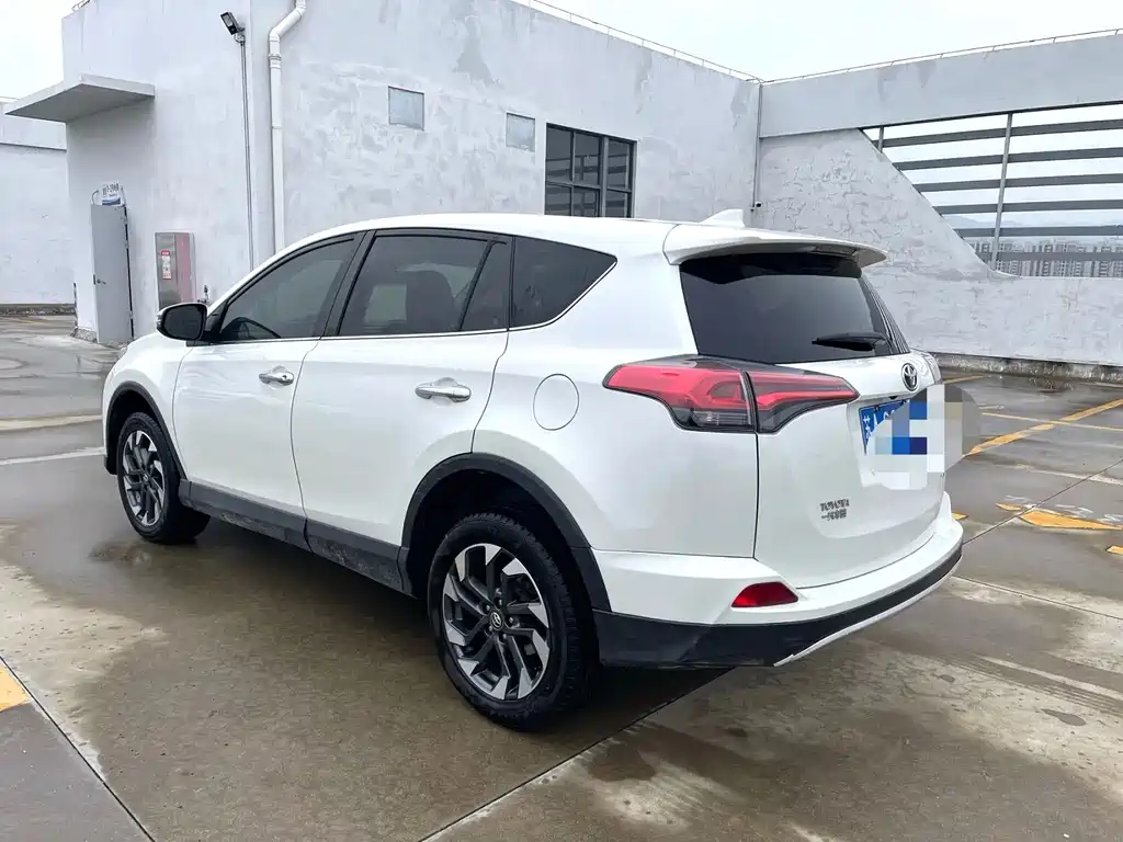 Toyota RAV4 — миниатюра 10