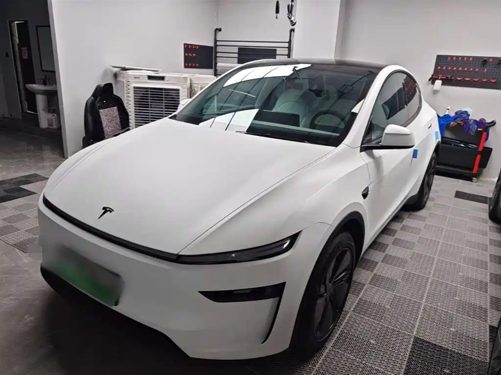 Tesla Model Y 2025