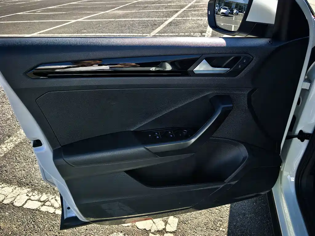 Volkswagen T-Roc — миниатюра 9