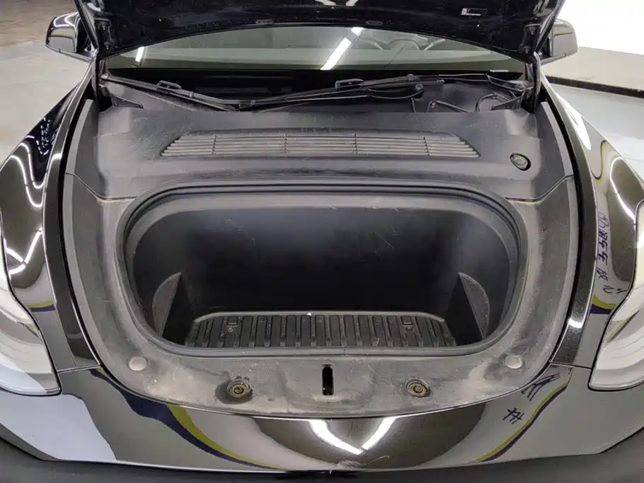 Tesla Model Y — миниатюра 10