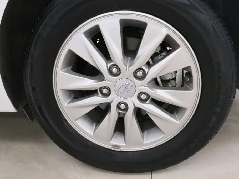 Hyundai Elantra — миниатюра 15