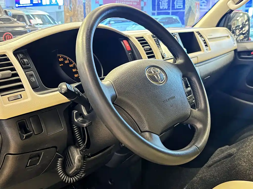 Toyota Hiace — миниатюра 15