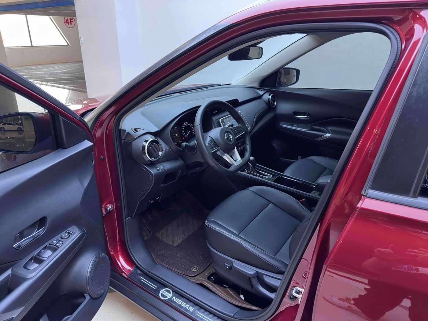 Nissan Kicks 1.5 л 2023 г. красный/фиолетовый, пробег 8300 км