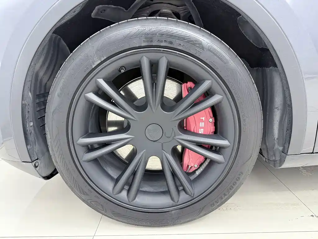 Tesla Model Y — миниатюра 18