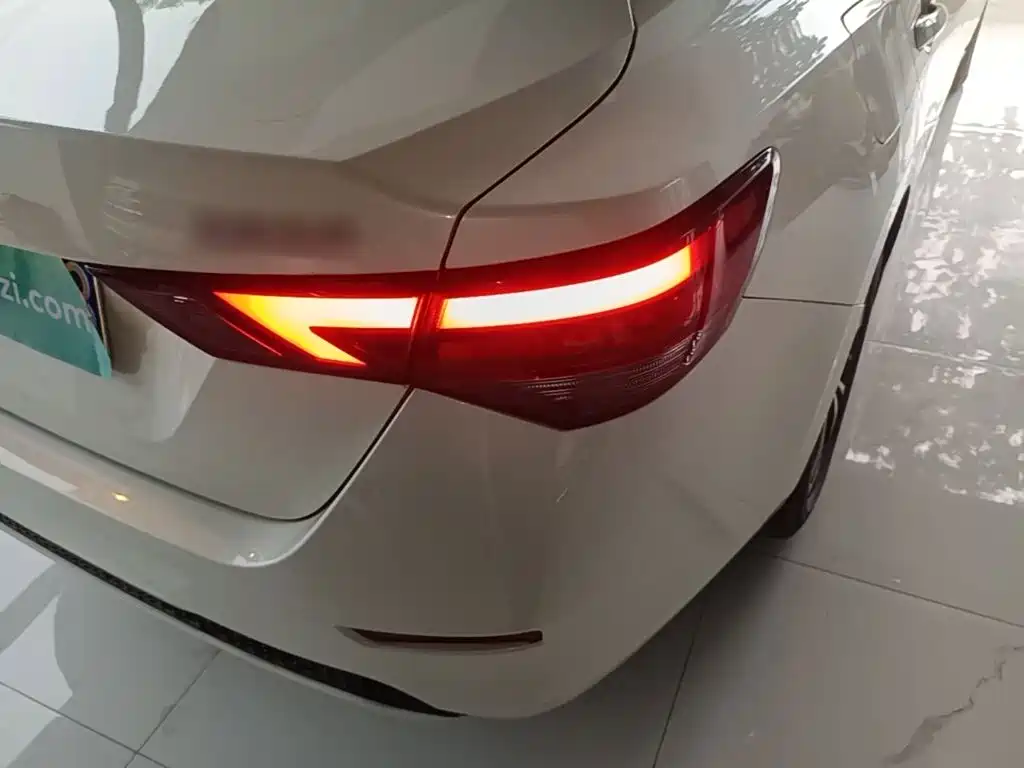 Nissan Sylphy — миниатюра 8