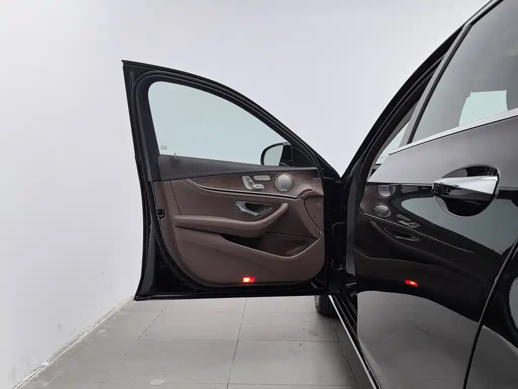 Mercedes-Benz E-Class — миниатюра 8
