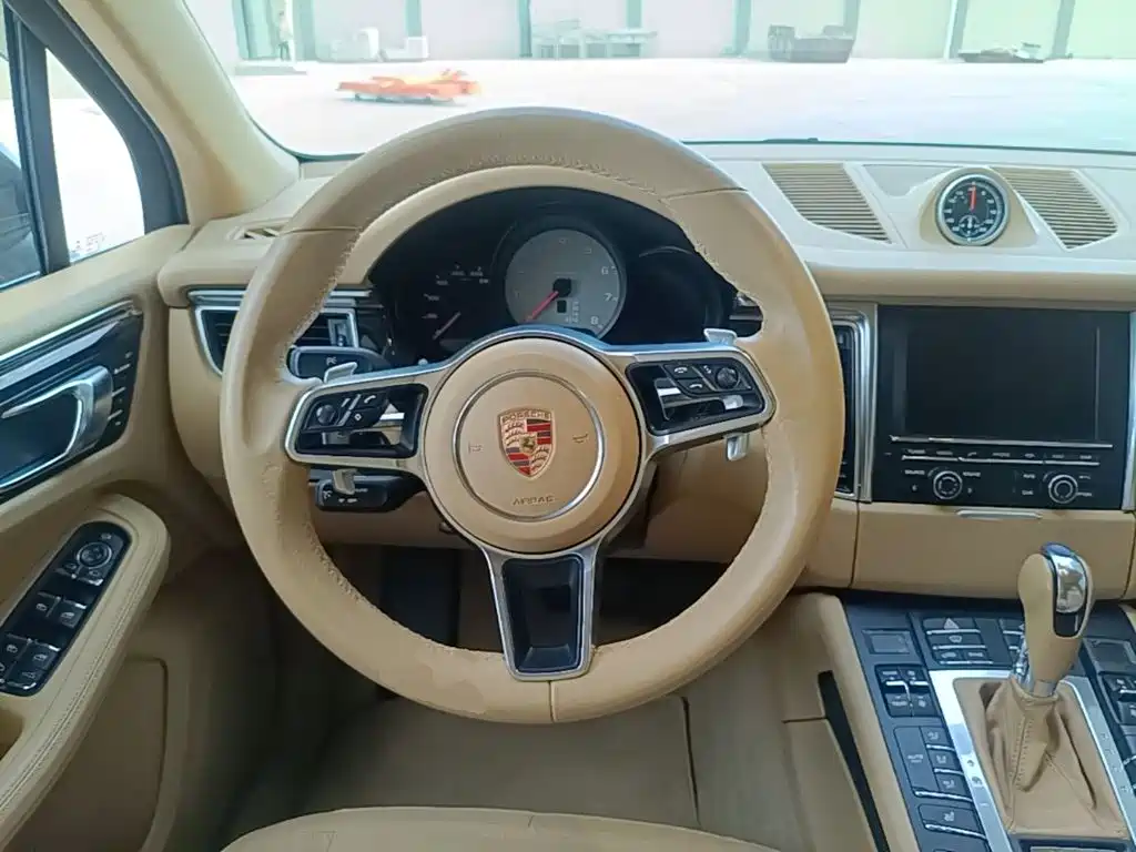 Porsche Macan — миниатюра 11