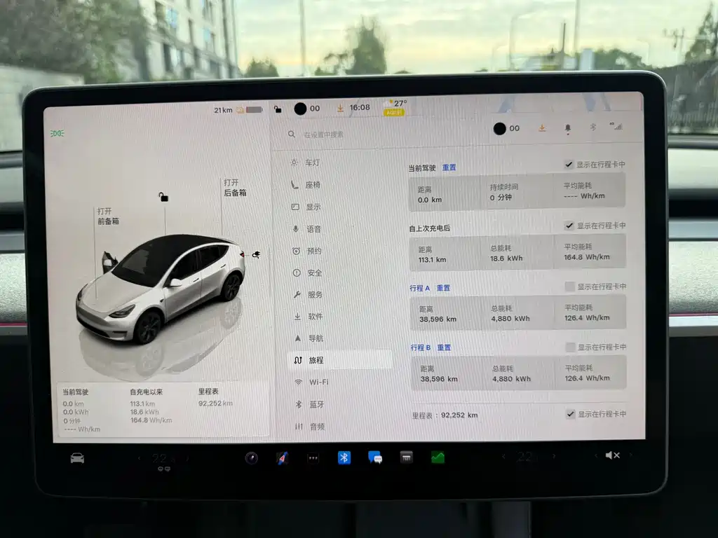 Tesla Model Y — миниатюра 12