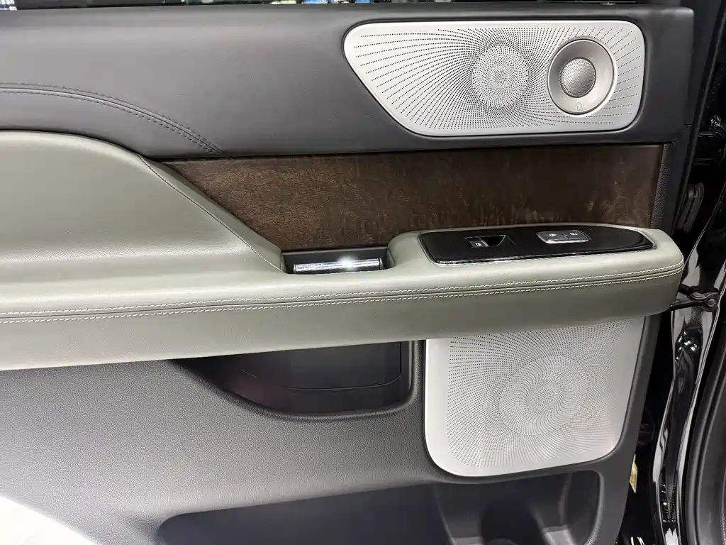 Lincoln Navigator — миниатюра 11