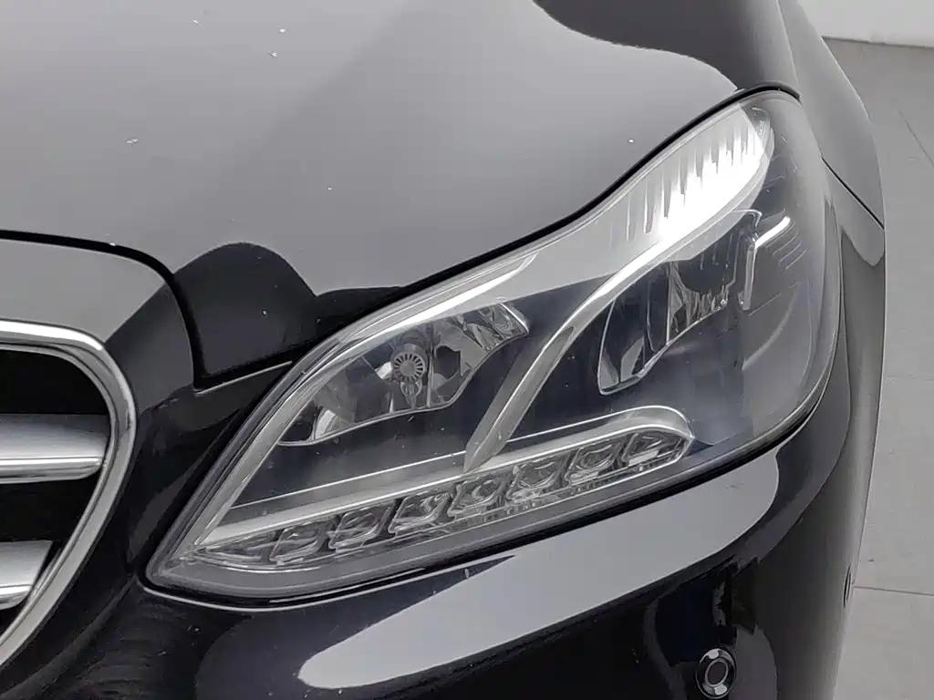 Mercedes-Benz E-Class — миниатюра 7
