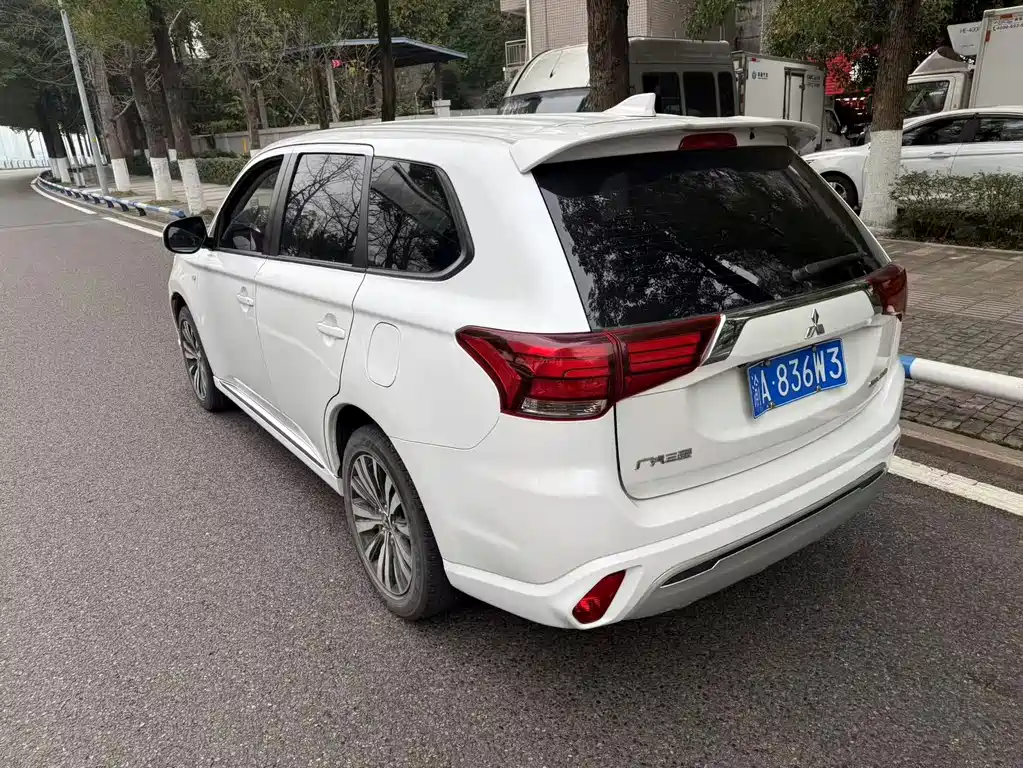 MITSUBISHI OUTLANDER