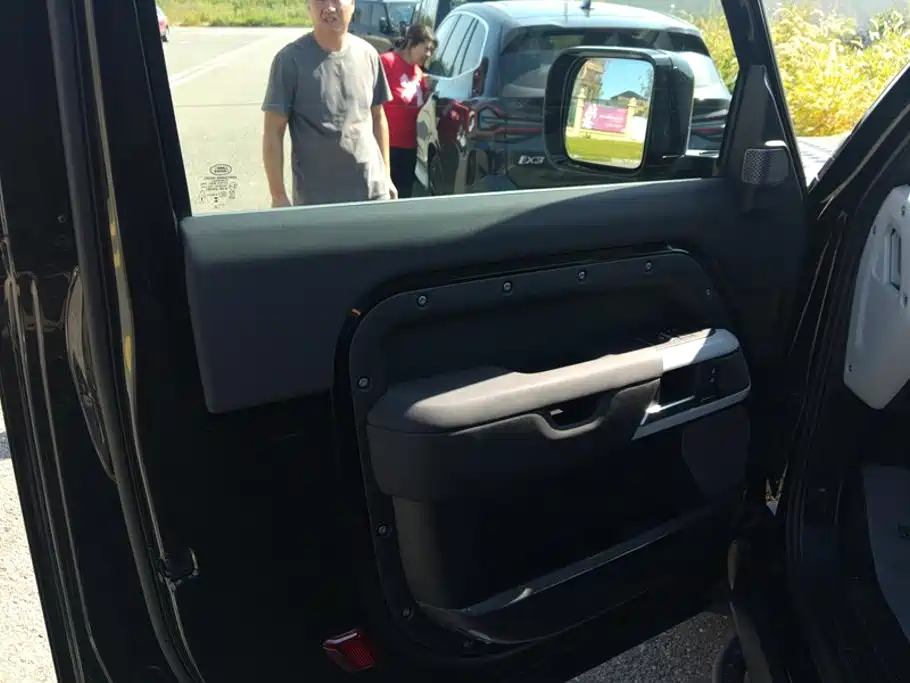 Land Rover Defender — миниатюра 7