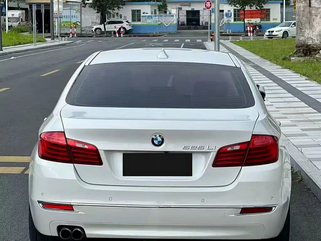 BMW 5 Series — миниатюра 4