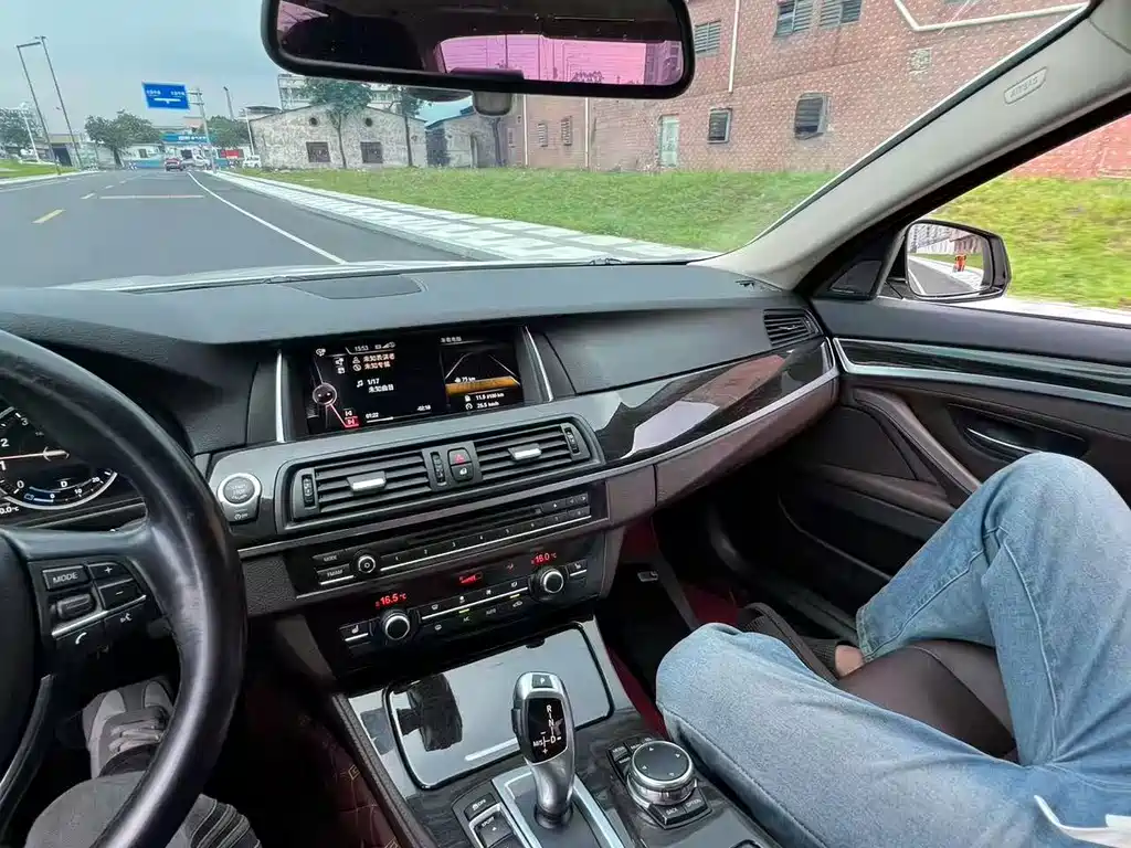 BMW 5 Series — миниатюра 6