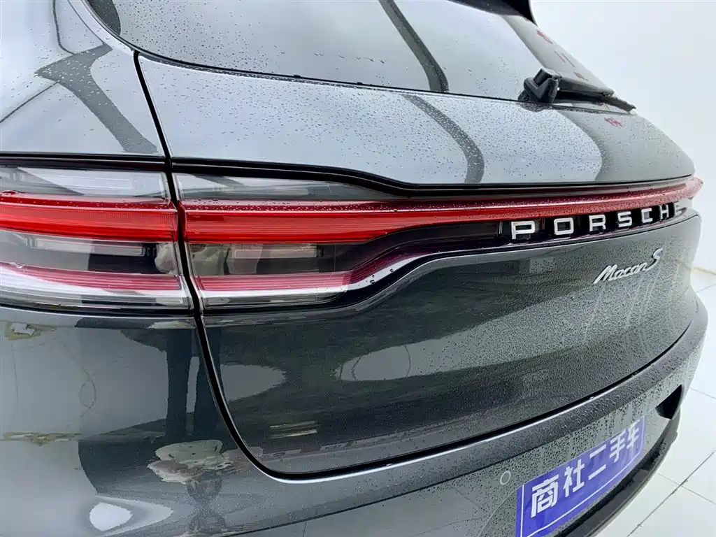 PORSCHE MACAN