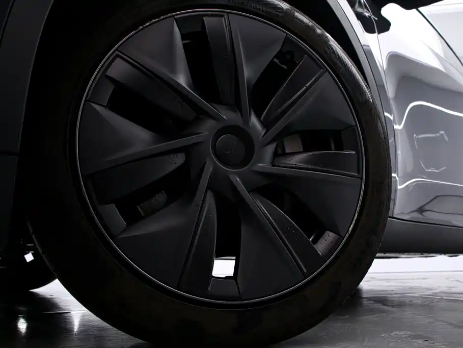 Tesla Model Y — миниатюра 16