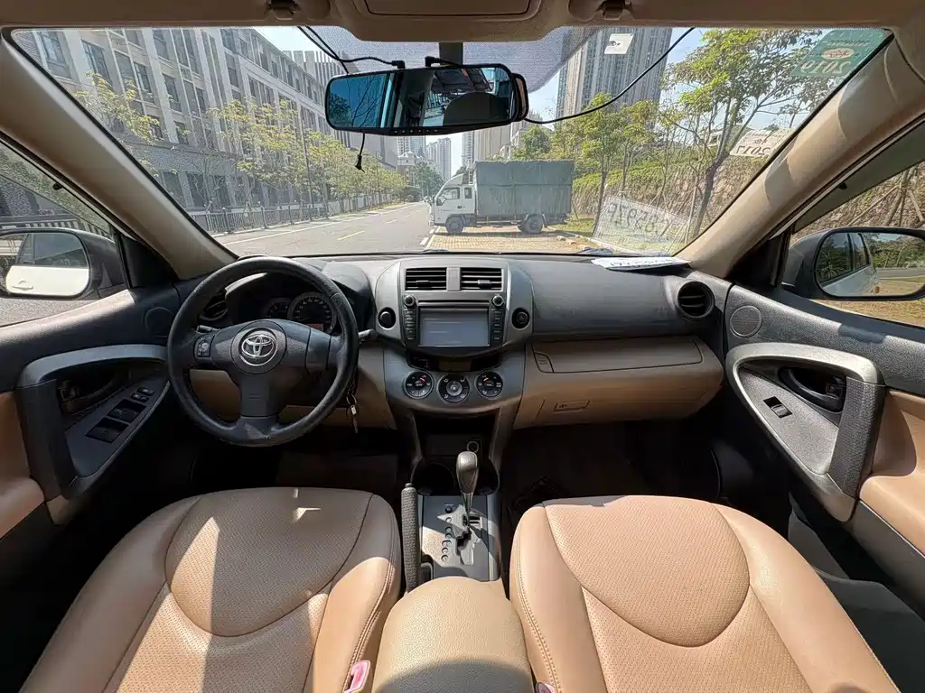 Toyota RAV4 — миниатюра 5