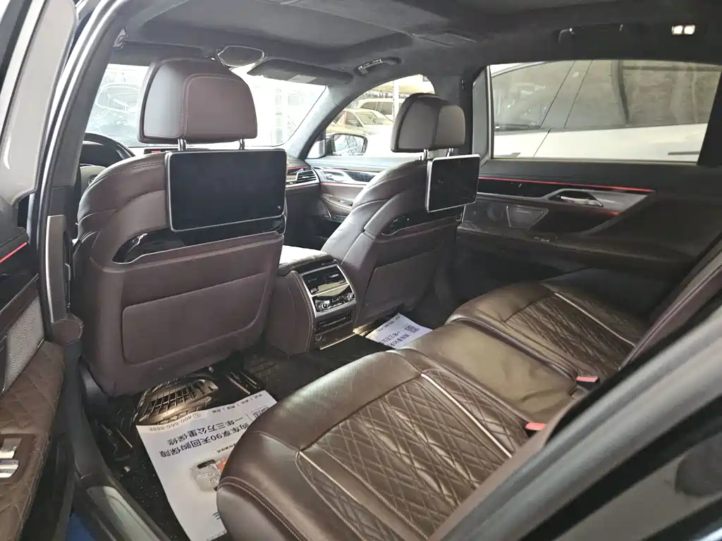 BMW 7 Series — миниатюра 8