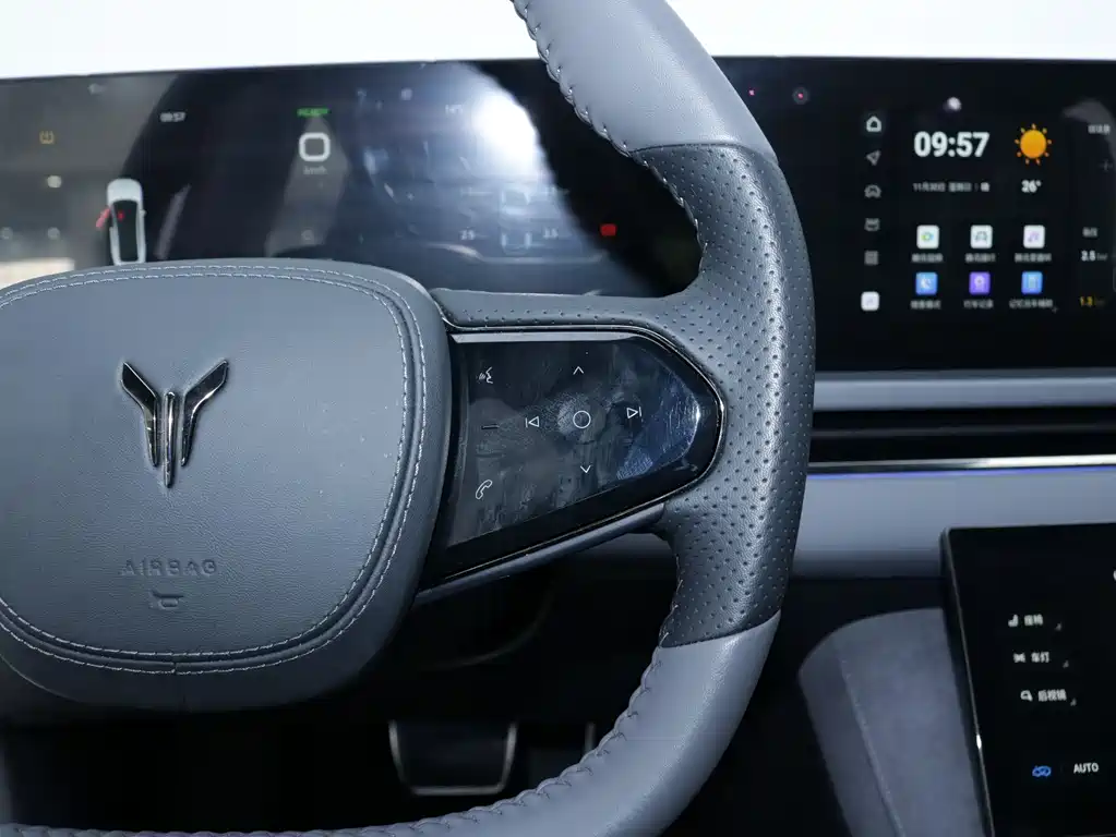 VOYAH LANTU CHASING LIGHT