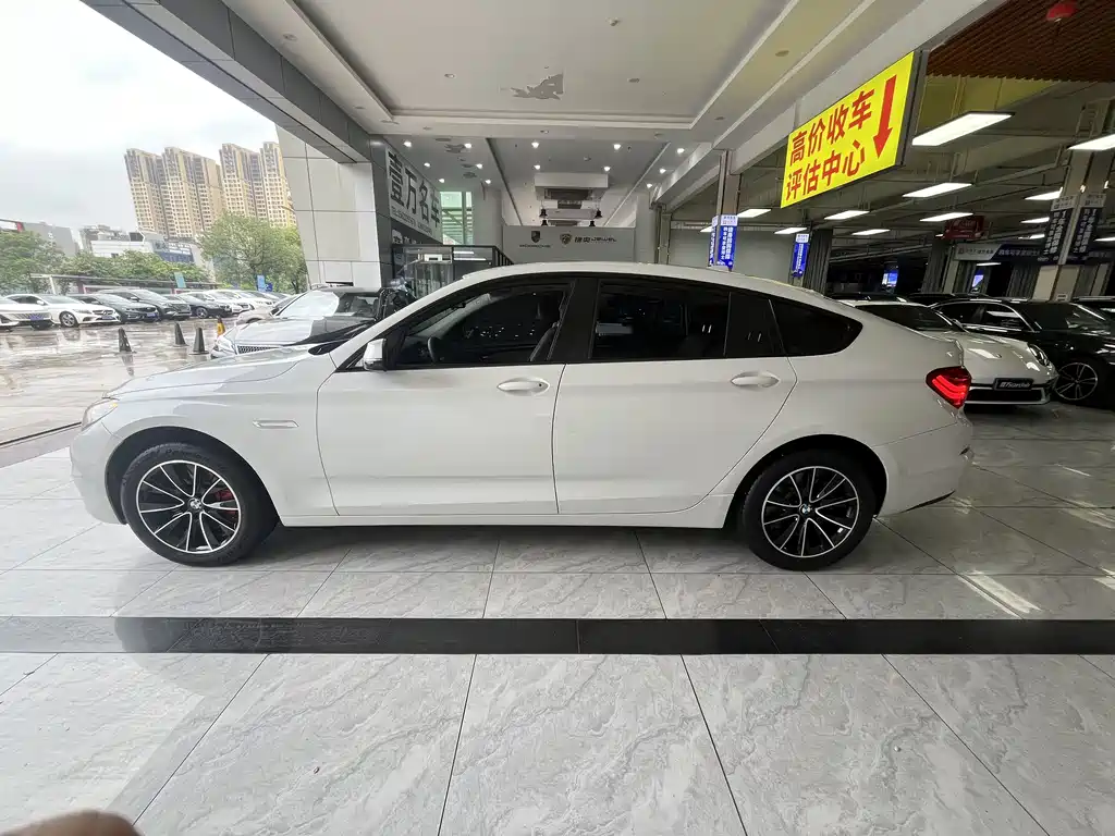 BMW 5 Series GT 5 GT 2017 528i Lead