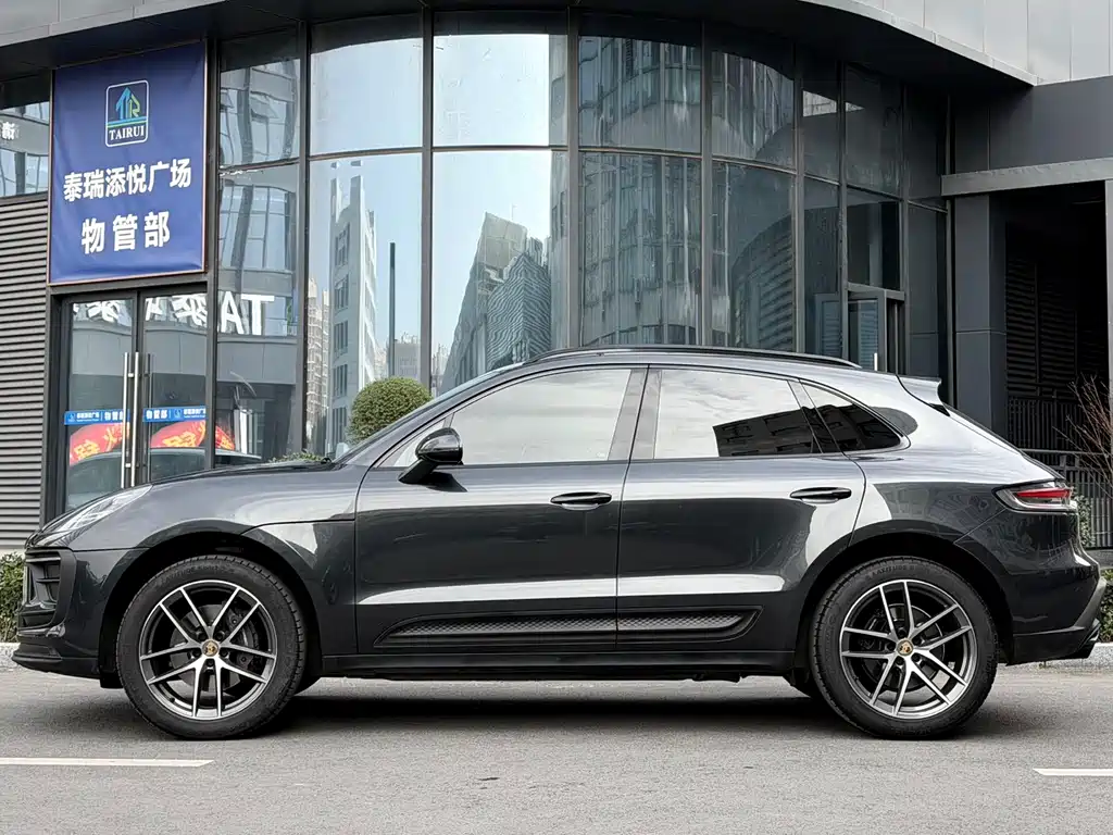 PORSCHE MACAN