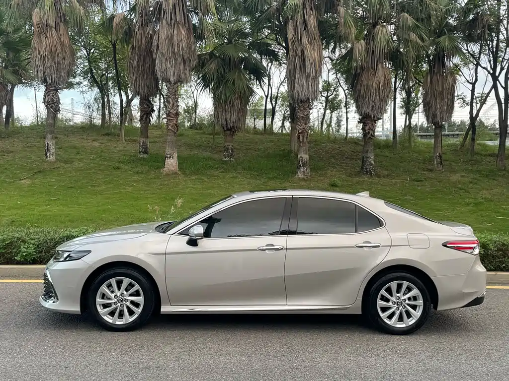 Toyota Camry — миниатюра 5