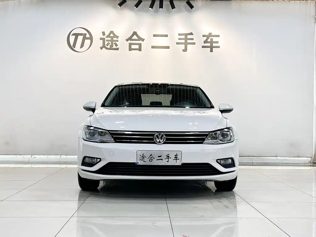 Volkswagen Lamando 2017 230TSI MT