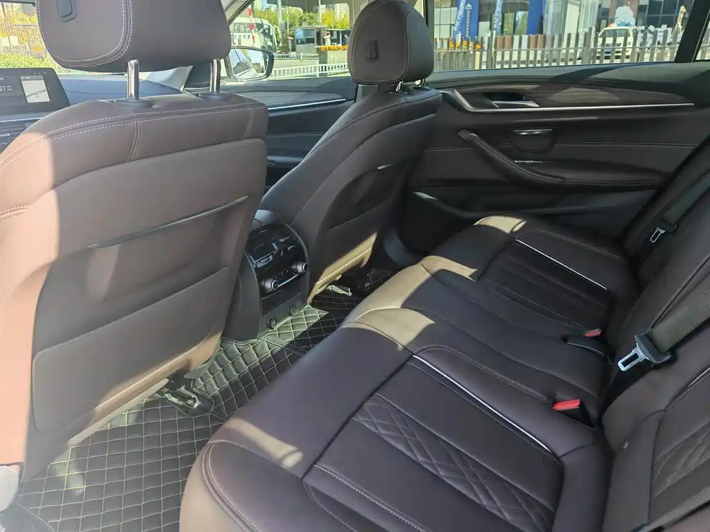 BMW 5 Series — миниатюра 12