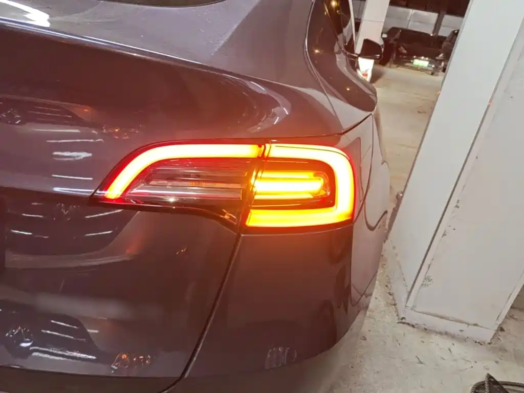 Tesla Model Y — миниатюра 8