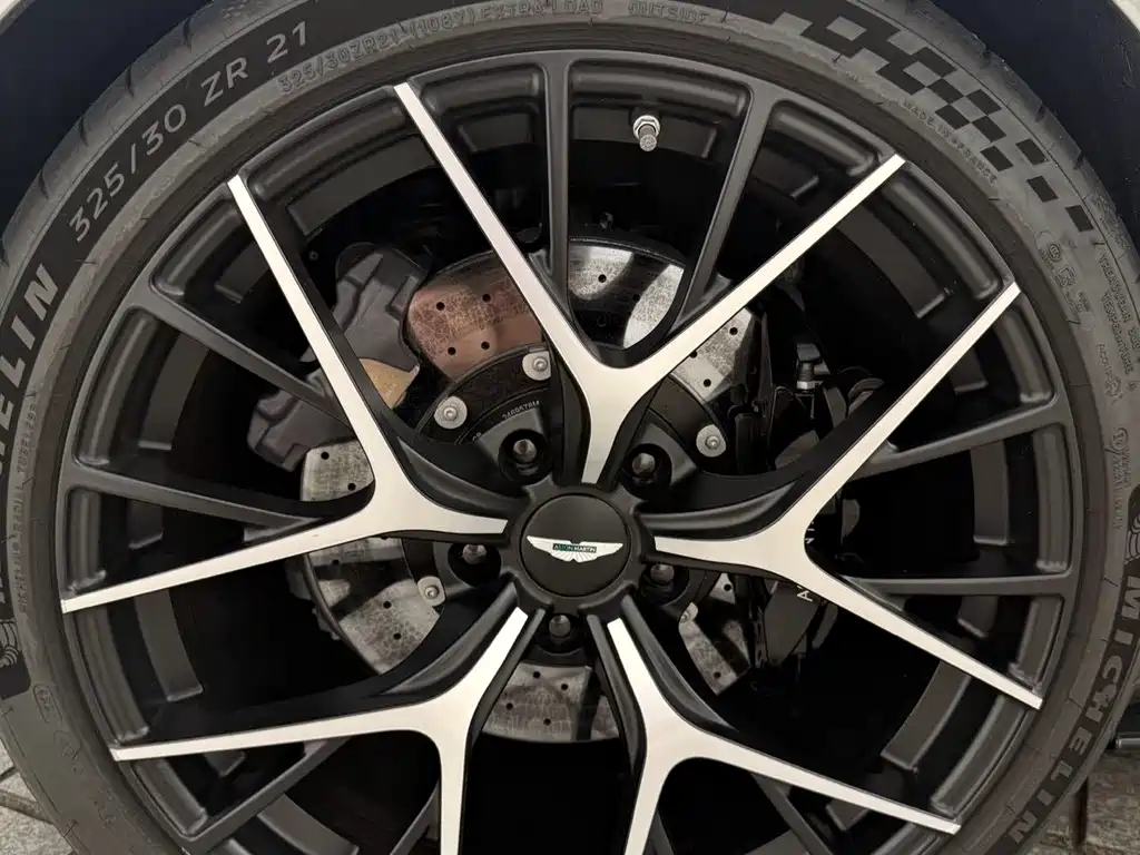 Aston Martin DB12 — миниатюра 5