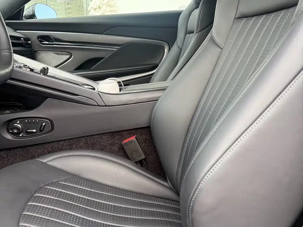 Aston Martin DB12 — миниатюра 16