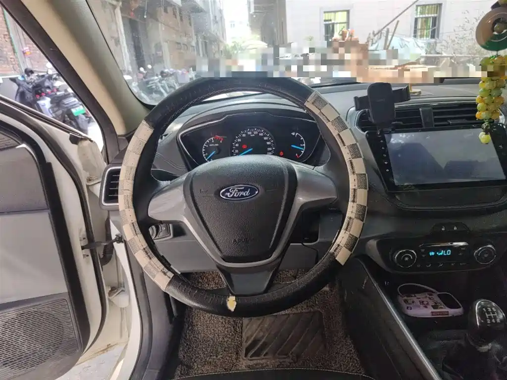 Ford Escort 2015 1.5L MT Fashion
