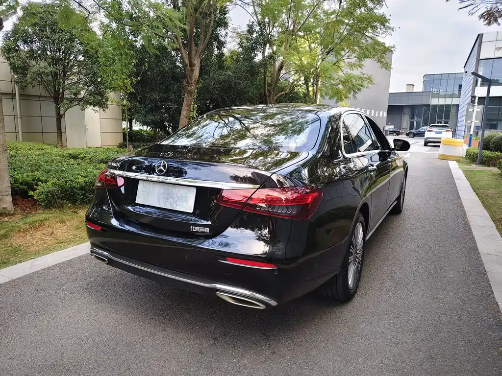 Mercedes-Benz E-Class — миниатюра 9