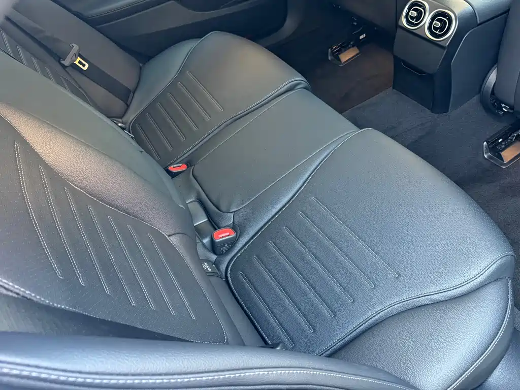Mercedes-Benz C-Class — миниатюра 11