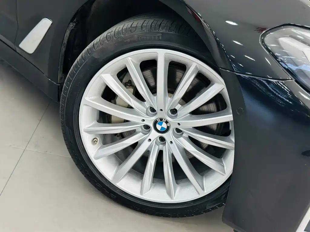 BMW 5 Series — миниатюра 10
