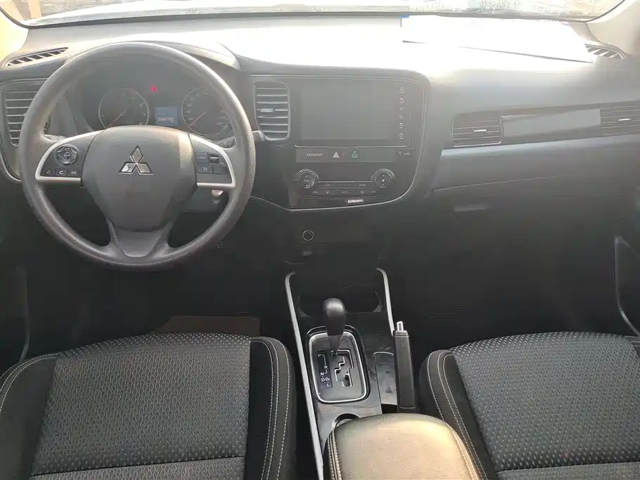 MITSUBISHI OUTLANDER