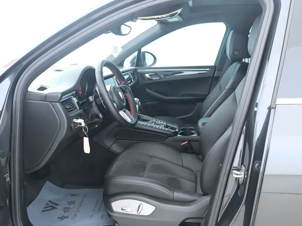 PORSCHE MACAN