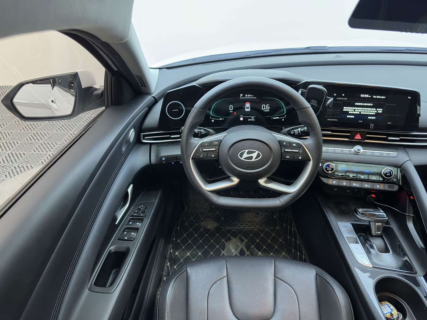 Hyundai Elantra 1.4 л 2024 г. Белый, пробег 24200 км