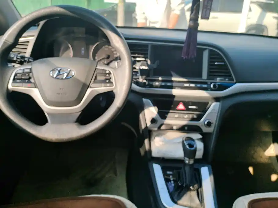 Hyundai Elantra — миниатюра 12