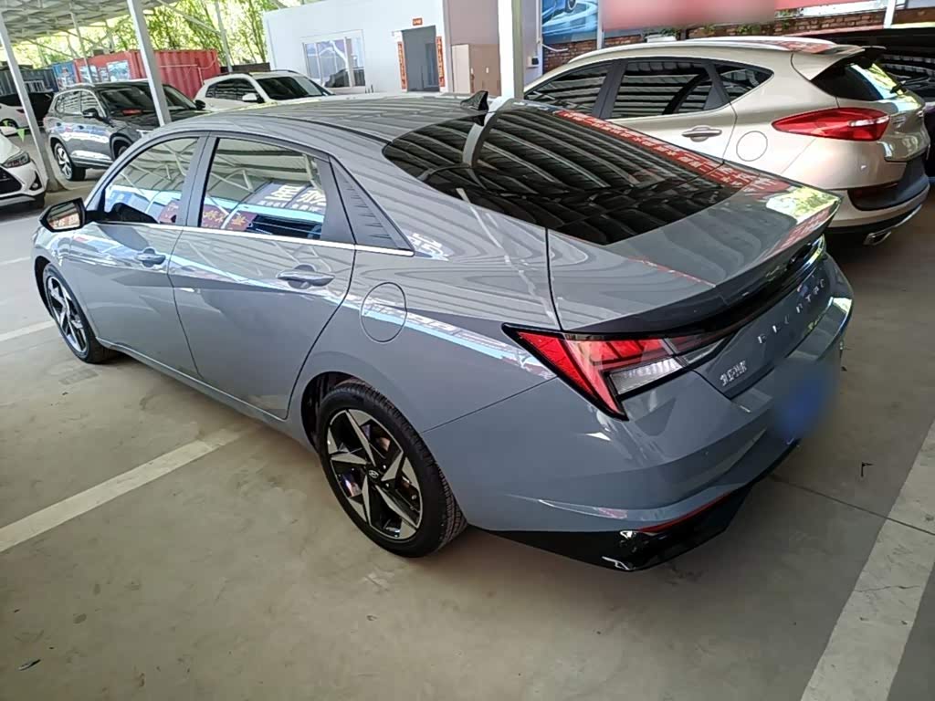 Hyundai Elantra 1.5 л 2021 г. Серебристо-серый, пробег 35200 км