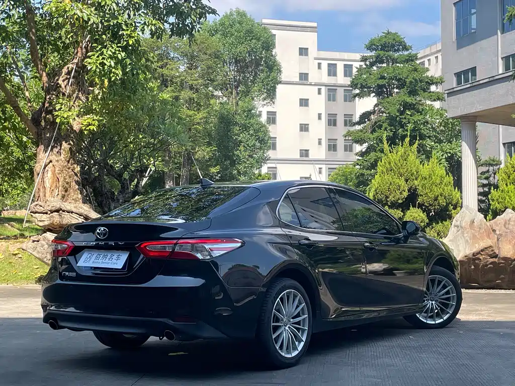 Toyota Camry — миниатюра 9
